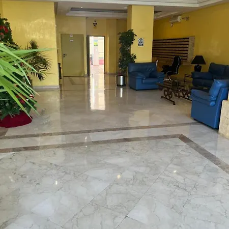 Heart Of Puerto Banus Newly Renavated Free Parking , Wifi ,pool,gym,padel Court Апартаменты